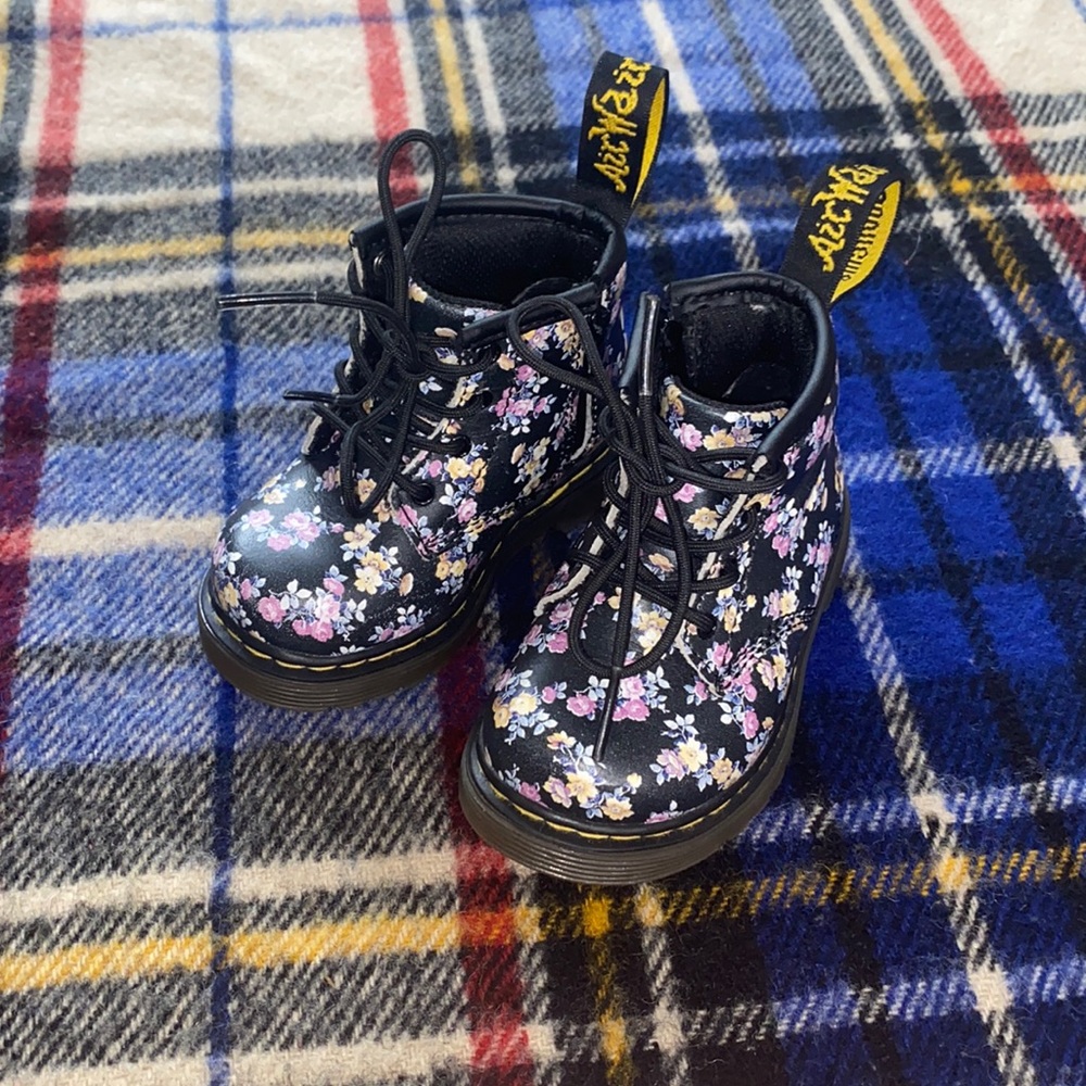 Dr. Martens Pascal
1480 Black Purple Floral
Combat Boots infant size 4